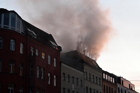 Brand in Berlin-Mitte: Dachstuhl steht in der Brunnenstraße in Flammen – BVG betroffen