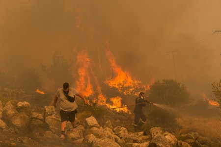 Griechenland: Waldbrand nahe Athen wohl mutwillig gelegt – Dörfer evakuiert