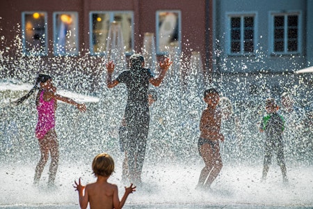 Berlin-Mitte: Wasserspielplatz an der Singerstraße nach dreijährigem Umbau eröffnet