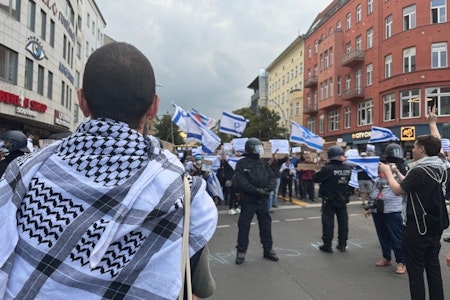 Ausschreitungen und Wasserwerfer: Palästina-Demo trifft in Berlin-Mitte auf Israel-Anhänger