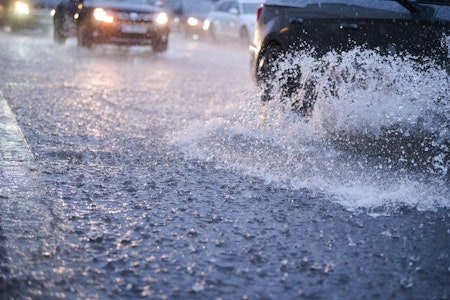 Gewitter über Berlin: Straßen in Pankow überflutet, Feuerwehr rückt an