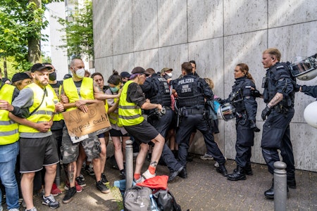 Tritte gegen den Kopf: Polizist bei Protesten gegen AfD-Parteitag schwer verletzt