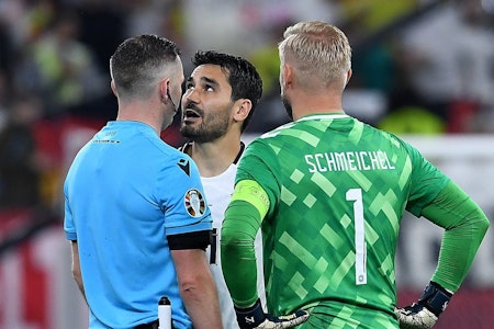 Beim Deutschland-Spiel: Vermummter unter Stadiondach löst SEK-Einsatz aus (Video)