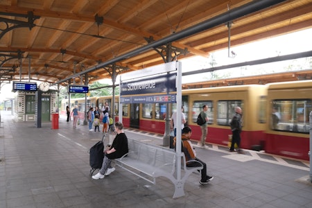 Bahnhof Berlin-Schöneweide nach sechs Jahren fertiggestellt: Demonstranten stören Wiedereröffnung