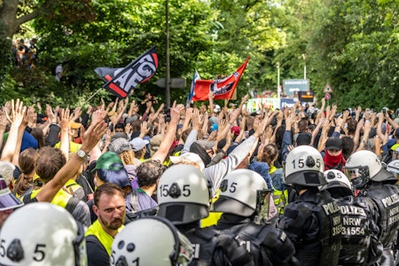 Proteste gegen AfD-Parteitag in Essen: Linksextreme bedrohen Journalisten und verletzen Polizisten