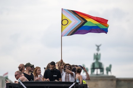 Berlin-Mitte: „Progress Pride Flagge“ wird an Rathäusern gehisst