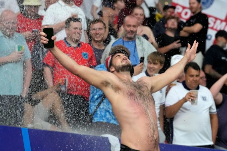 EM-Halbfinale England gegen Niederlande: Fan duscht im Stadionwasserfall in Dortmund