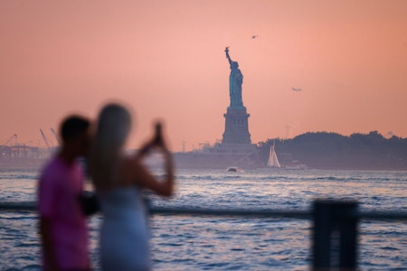 New York: Feuerball rast über Freiheitsstatue hinweg (Video)