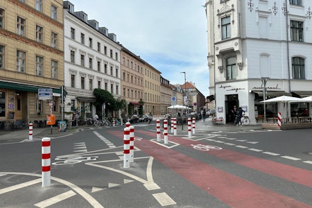 Die infantile Ästhetik von Pollerbü: Berlin-Mitte als Verkehrskindergarten