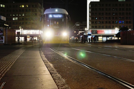 Unfall in Berlin-Mitte: Fußgänger von Straßenbahn überrollt