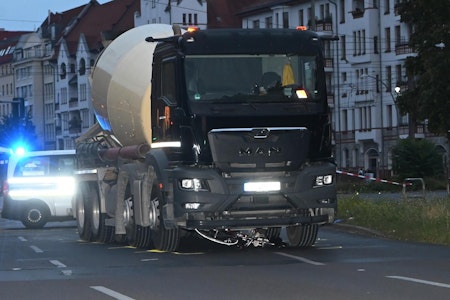 Unfall in Berlin-Mitte: Betonmischer überrollt Radfahrerin