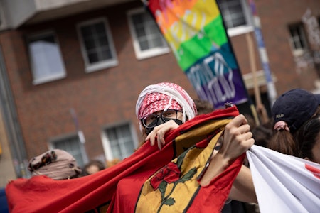 „Queers for Palestine“ in Berlin: Tausende zogen am Samstag durch Neukölln – es kam zu Festnahmen (…