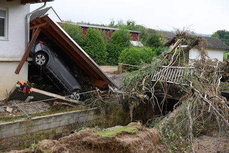 Unwetter mit Starkregen treffen Deutschland: Überflutete Straßen und Erdrutsche