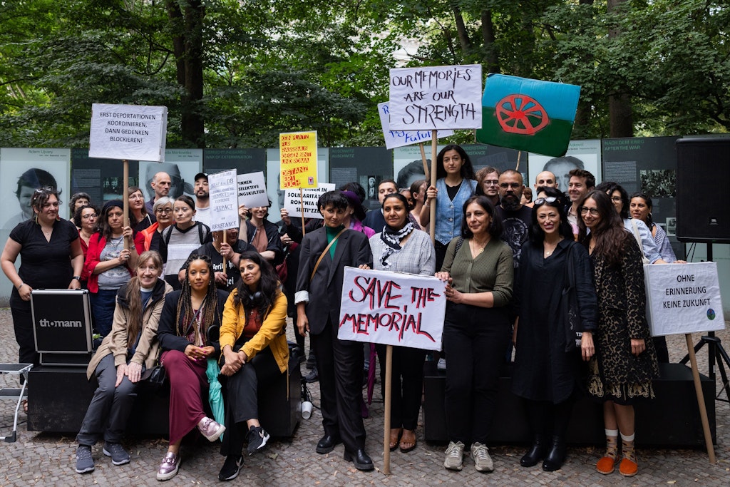 Protest gegen S-Bahn-Tunnel unter Denkmal für ermordete Sinti und Roma in Berlin