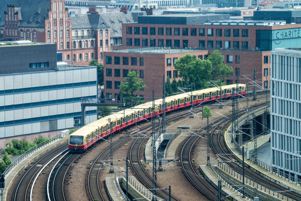 Anschlag auf die Bahn: Ersatzverkehr in Berlin wegen Velocity eingestellt