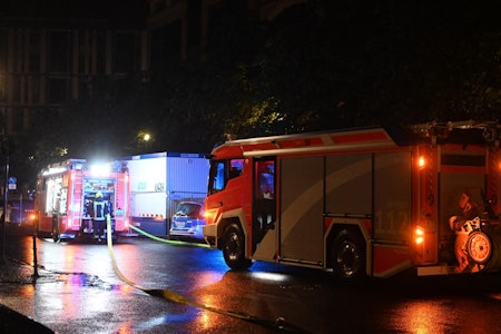 Brand am Hausvogteiplatz in Berlin-Mitte: Mieter löschen Feuer in Lagerraum