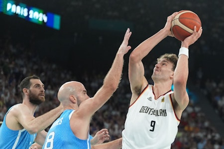 Deutsche Basketballer kommen unter den Augen von Dirk Nowitzki der Medaille näher