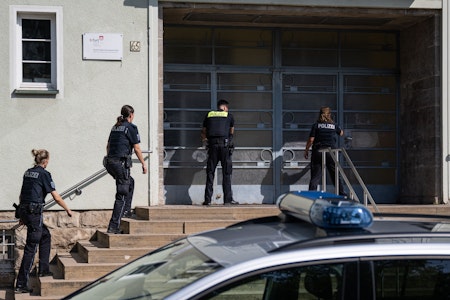 Bombendrohungen in Sachsen und Thüringen: Polizeieinsätze an mehreren Schulen