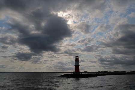 Rauchschwaden auf der Ostsee: Marine-Schiff gerät vor Warnemünde in Brand