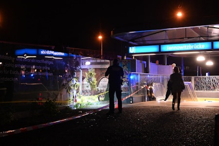 Mann am U-Bahnhof Jannowitzbrücke in Berlin-Mitte niedergestochen