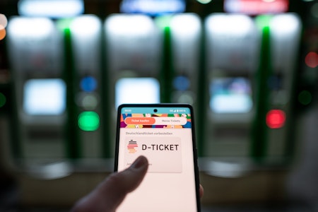 Zahl der Deutschlandtickets im Juni um fast zwei Millionen gestiegen