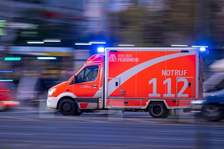 Toter in Gropiusstadt: Feuerwehr holt Leiche mit Drehleiter aus Wohnung