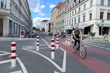 Bürger diskutieren über Poller in der Tucholskystraße in Berlin-Mitte: Kiez-Tod oder Segen?