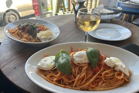 Bar Internazionale in Berlin-Mitte: Italienischer Powerlunch mit Blick auf die Volksbühne