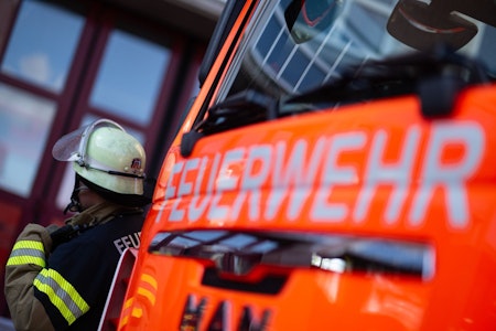 Wasserrohrbruch in Berlin-Steglitz: Feuerwehr sperrt Grunewaldstraße