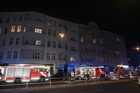 Brand in Berlin-Wedding: Feuerwehr rettet sechs Menschen, Katze stirbt