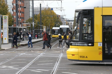 Unfall mit Tram in Berlin-Friedrichshain: Feuerwehr im Einsatz