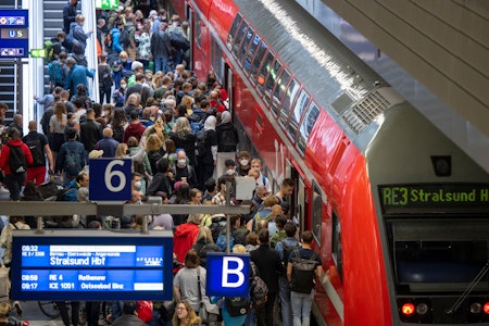 Zugfans demonstrieren am Kanzleramt: Der Ostbeauftragte soll Versprechen halten