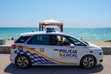 Mallorca: Deutsche Urlauber am FKK-Strand mit Hammer attackiert und von Klippe geschubst