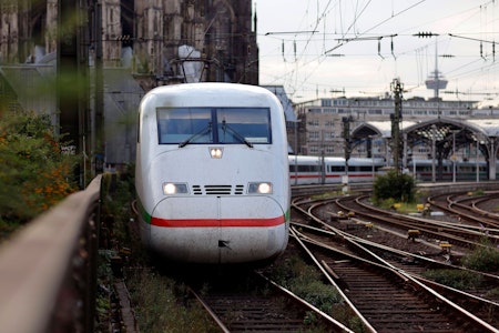 (Halb)nackter Mann stoppt 65 Züge und sorgt für Tausende Minuten Verspätung