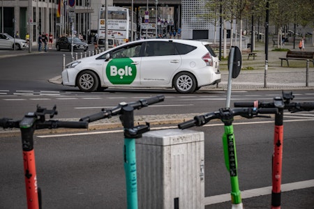 Marzahn: Bolt-Fahrer mit Pistole bedroht und verletzt - SEK angefordert