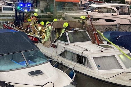 Brand in Berlin-Köpenick: Motorboot in Flammen: Feuerwehr im Einsatz