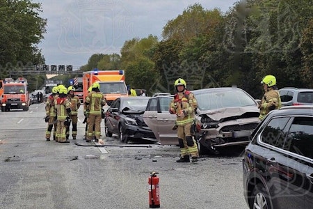 Schwerer Unfall auf der Avus in Berlin: Acht Verletzte, Feuerwehr im Einsatz