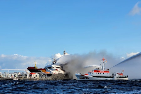 Großeinsatz in der Ostsee: Brennender Öltanker „Annika“ soll in Rostocker Hafen geschleppt werden