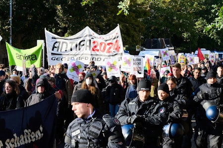 Parteitag der Berliner AfD in Jüterbog: Hunderte Gegendemonstranten