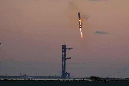 SpaceX: Größtem jemals gebauten Raketensystem gelingt spektakuläres Manöver