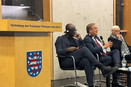 Warum Armin Laschet mit Fußball-Weltmeister Lilian Thuram in Berlin über Rassismus redete