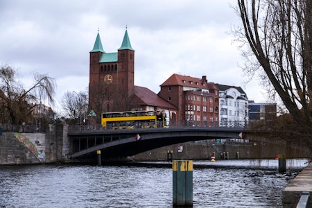 Moabit: Feuerwehr rettet Menschen aus der Spree – Reanimation