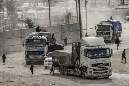 Gazastreifen: Hunderte Lkw mit Hilfsgütern warten an Grenze auf Abholung – Kritik an UN