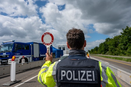 Doku über Migration zeigt Behörden-Irrsinn: Straftäter sollen abgeschoben werden, Richter lassen si…