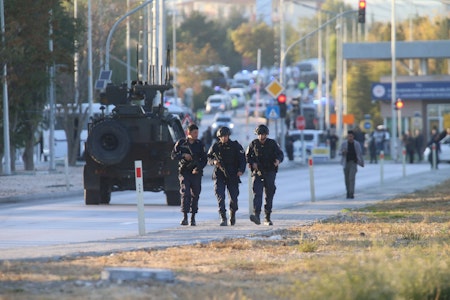 Anschlag nahe Ankara: Video zeigt, wie Angreifer mit Sturmgewehren Waffenfabrik stürmen