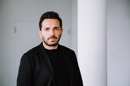 Derviş Hızarcı: „Auch ich habe an antisemitische Verschwörungstheorien geglaubt“