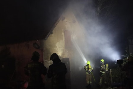 Brand in Berlin-Schmöckwitz: Haus in Flammen – Feuerwehr im Einsatz