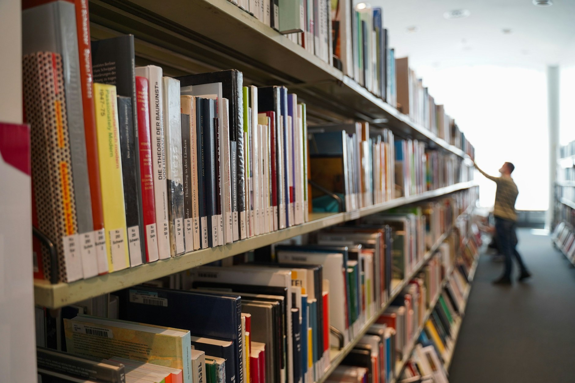 Vista da Amerika-Gedenkbibliothek (AGB) da Biblioteca Central e Estatal de Berlim (ZLB) na Blücherplatz