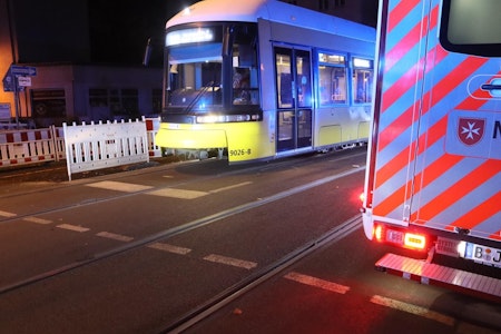 Unfall in Lichtenberg: E-Scooter-Fahrer von Tram erfasst – Lebensgefahr