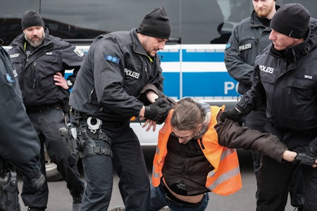 Schmerzgriff: Berliner Polizei muss Schulungsunterlagen nicht herausgeben - Gericht